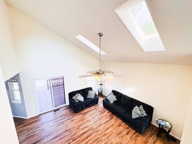Building Photo - 4 bedroom with large backyard