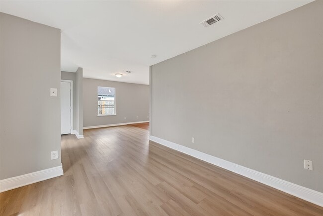 Building Photo - 2446 Mayview Dr