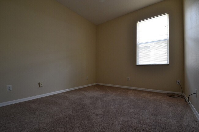 Building Photo - 4 BR Lakefront & Pool Home