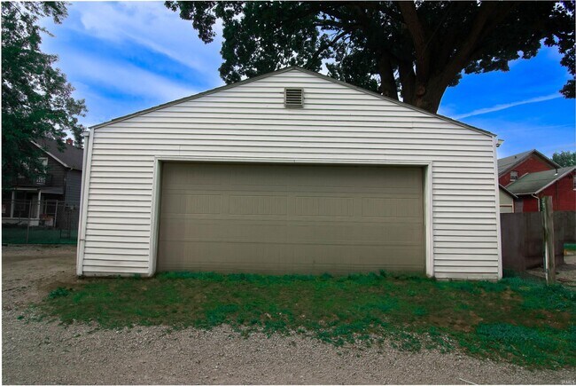 Building Photo - 605 Lavina St