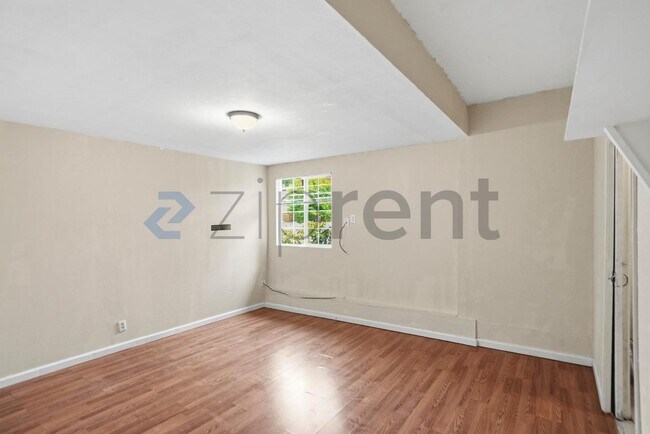 Building Photo - Unit