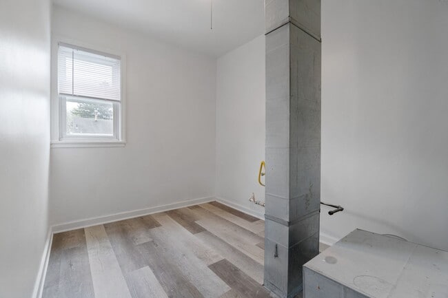 Building Photo - Now Pre-leasing: 4BR Townhouses in Scenic ...
