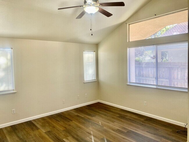 Building Photo - Northwest Fresno 3/2