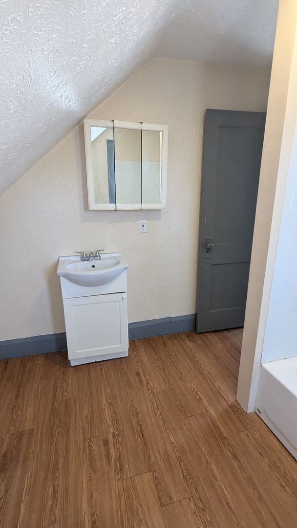 Building Photo - 3-Bedroom, 1-Bathroom Single Family Home for Rent in Akron, Ohio