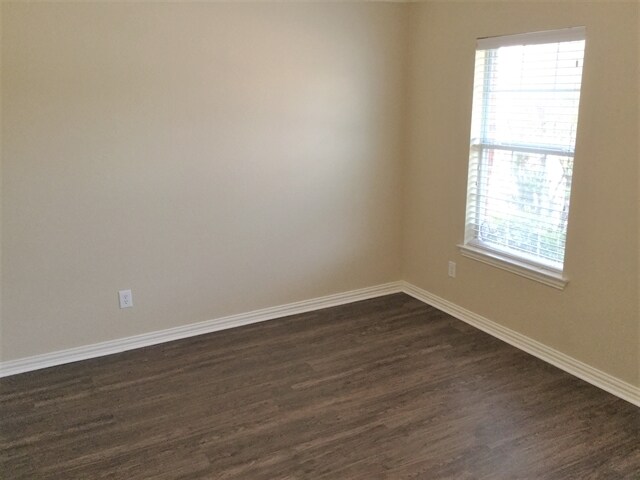 Building Photo - 245 Brookdale Dr