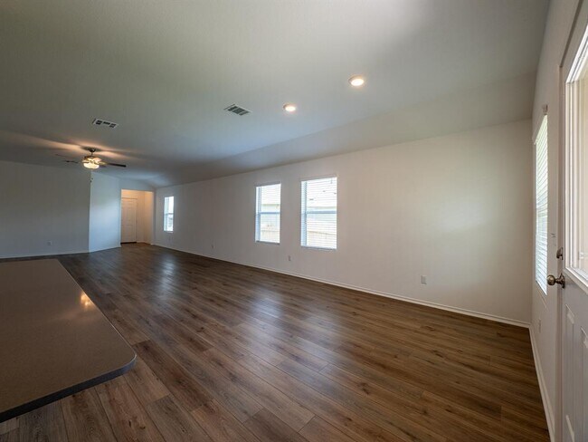Building Photo - 702 Silver Springs Bend
