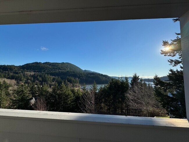 Building Photo - Breathtaking views of Chuckanut Bay!!
