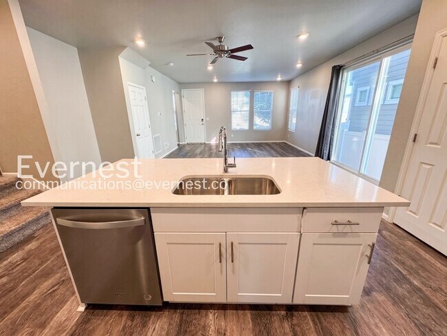 Building Photo - 3 Bed/2.5 Bath Townhome with Garage / Available Now!