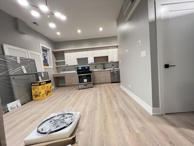 Building Photo - 1 bedroom in Chicago IL 60657