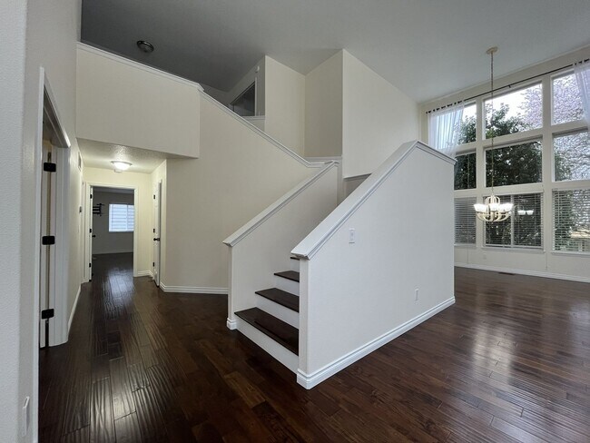 Building Photo - Grand 5 Bedroom Home Featuring 19ft Ceilings, Family Room & Main-Level Suite