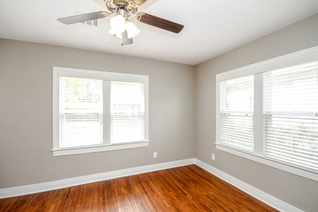 Building Photo - Charming Duplex 1/1 Duplex With Storage!