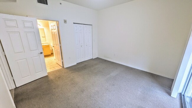 Building Photo - Annual Unfurnished 2/2 Condo in Downtown S...