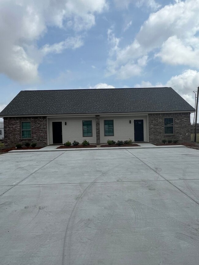 Building Photo - Brand New Duplex