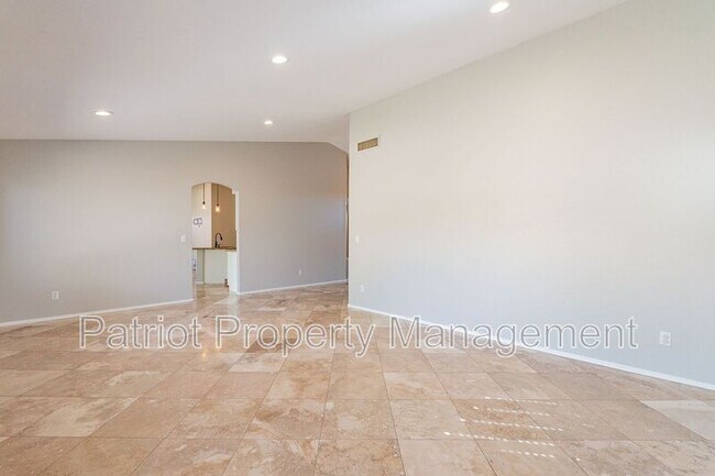 Building Photo - 4704 E Villa Maria Dr