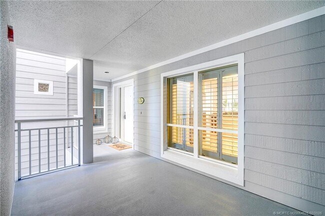 Building Photo - 184 NE Edgewater Dr