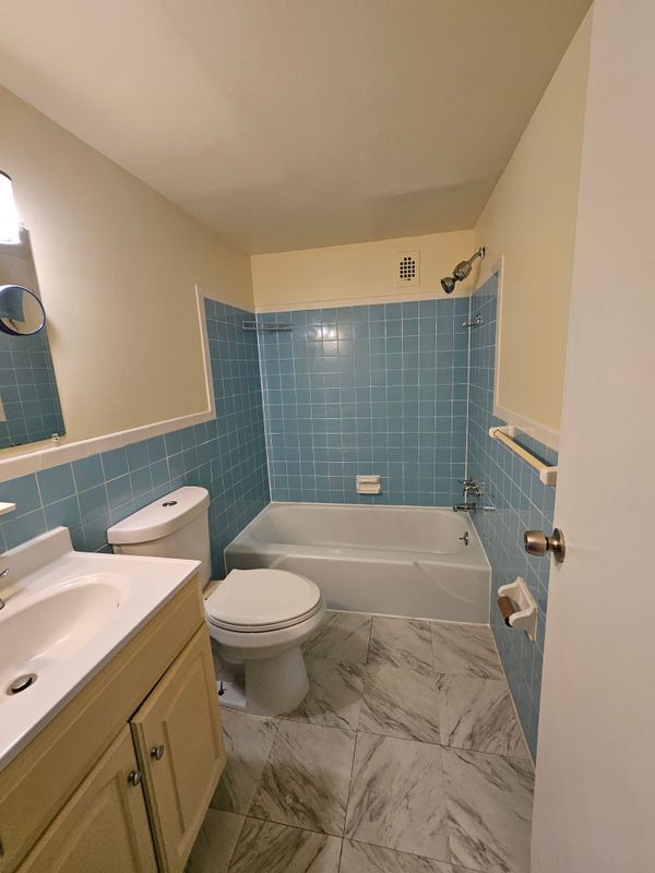 Building Photo - 3450 Toledo Terrace