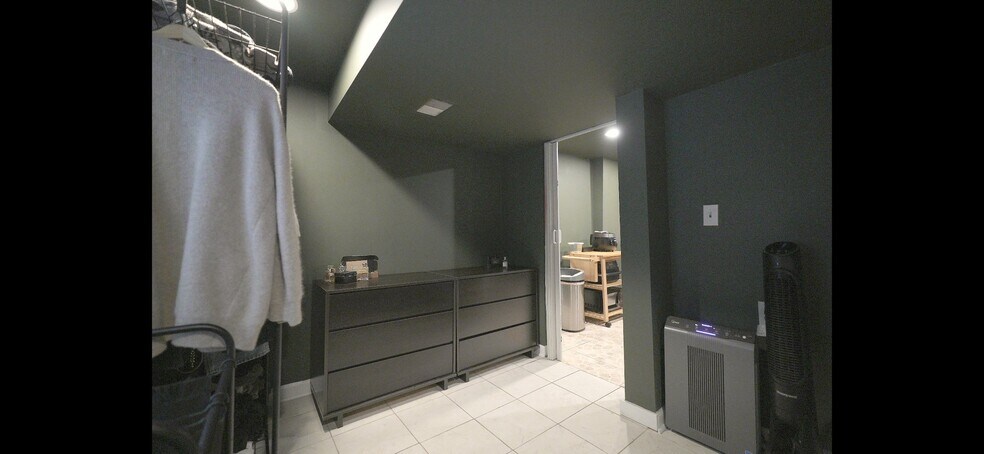 Building Photo - 2333 S Hoyne Ave