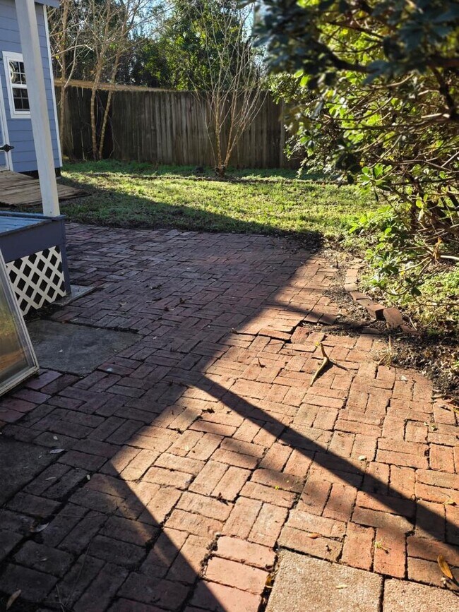 Building Photo - 310 7th St