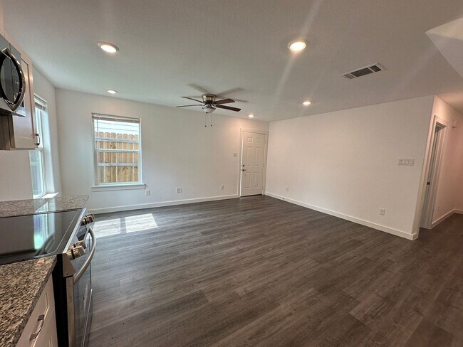 Building Photo - 3-Bedroom Duplex with Modern Finishes & Fu...