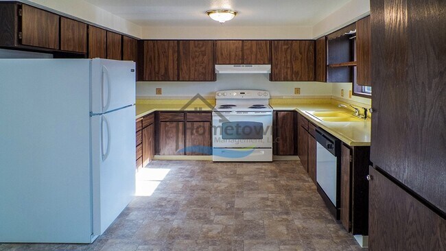 Building Photo - 3 Bed 1.5 Bath with Garage & Fenced Yard