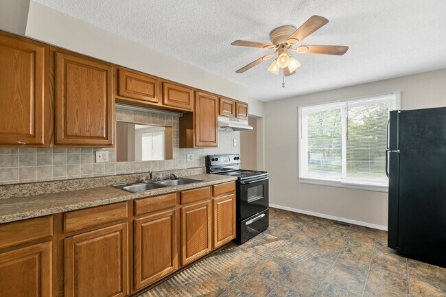 Building Photo - Spacious 3 Bedroom Ready to be rented. Section 8 Welcome