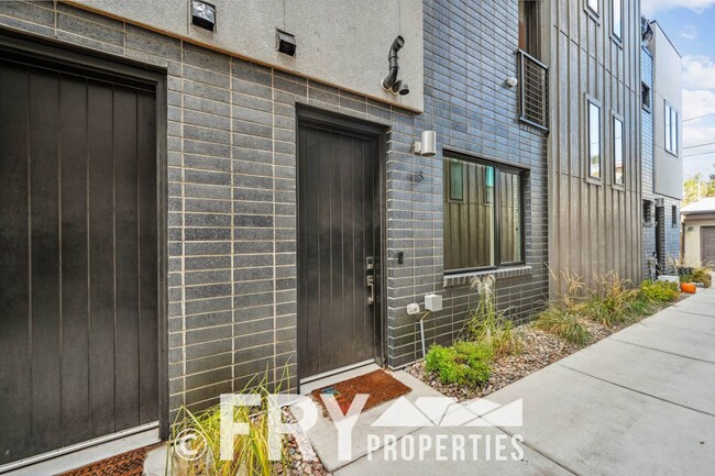 Building Photo - Contemporary Townhome on Tennyson