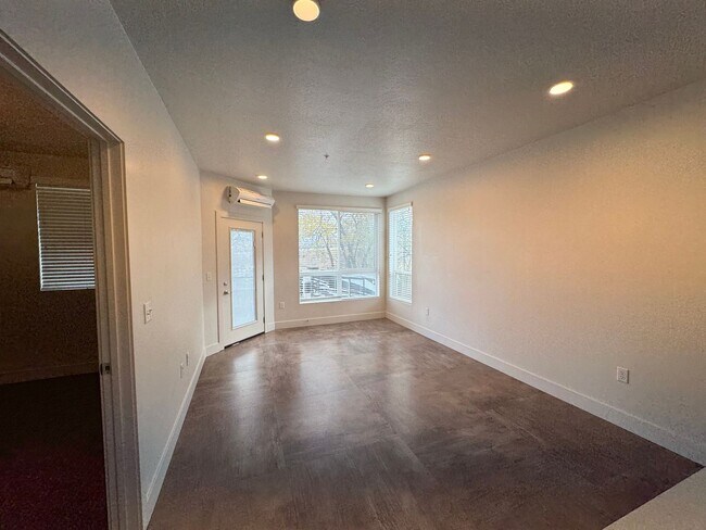 Building Photo - 1 Bedroom 1 Bath in SLC! Internet and cabl...