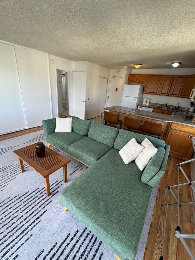 Building Photo - 1 Bedroom/1 Bath/2 Parking: Four Paddle in...