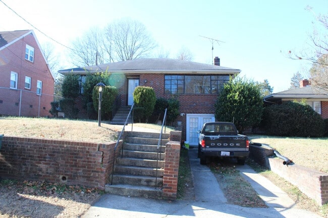 Building Photo - 118 Nelson St