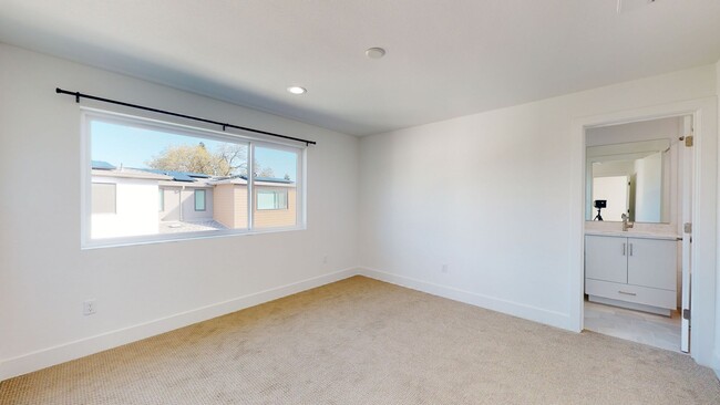 Building Photo - Beautiful Walnut Creek Townhome!