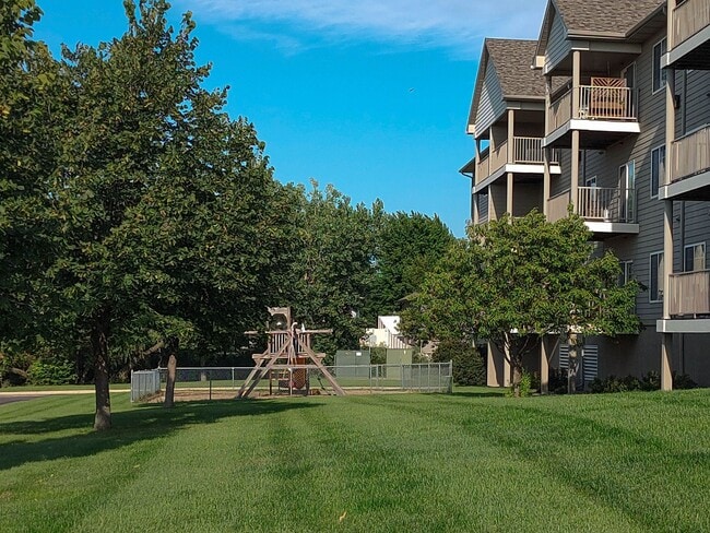 Building Photo - Diamond Valley Apartments