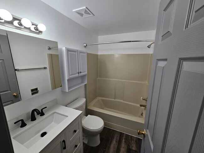 Building Photo - 2409 E Columbia Ave