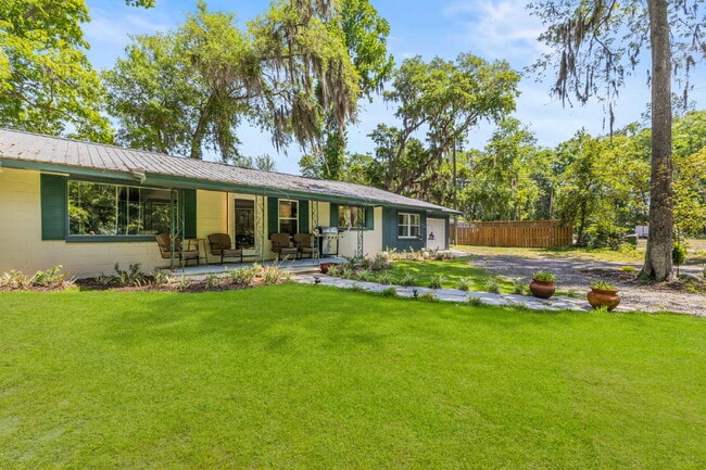 Building Photo - "Charming 3-Bedroom, 2.5-Bath Home Now Ava...
