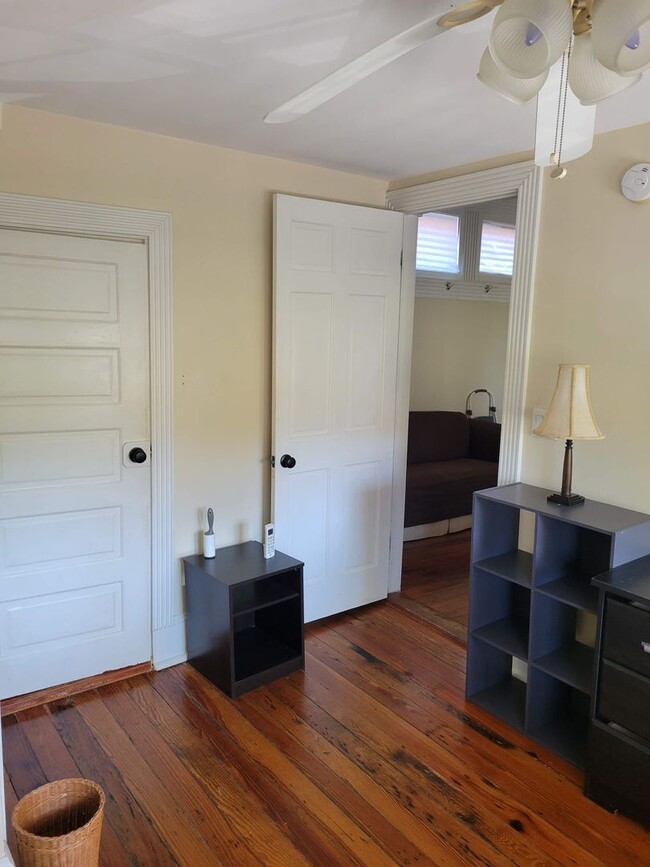 Building Photo - Cute 1 Bedroom Available Downtown with Pri...