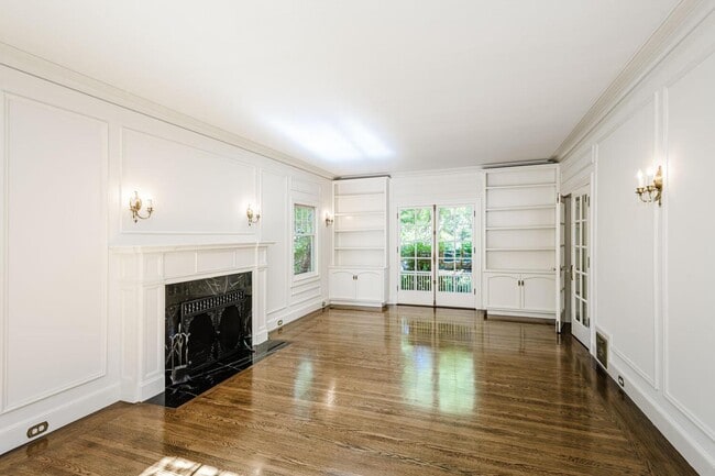 Building Photo - 719 W Poplar Ave