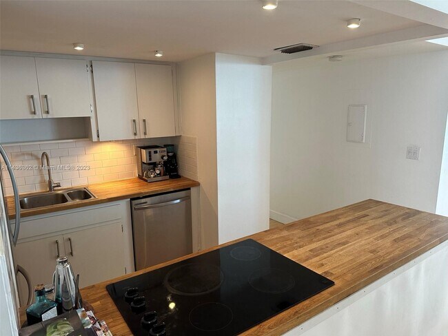 Building Photo - 1440 Brickell Bay Dr