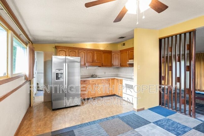 Building Photo - 6452 Evergreen Blvd