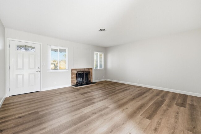 Building Photo - Updated and Stylish 3 bedroom 2.5 bath home in Anaheim