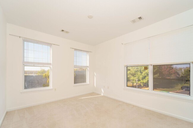 Building Photo - 3 level 2 BR 2BA condo in Fairfax Ridge