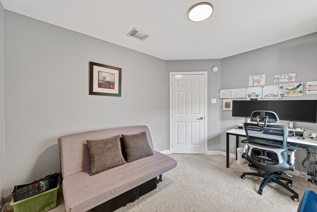 Building Photo - 1015 Enclave Square S