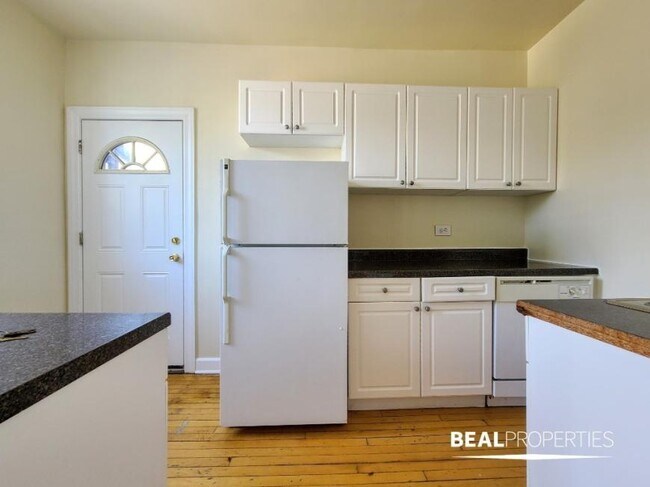 Building Photo - 1 bedroom in CHICAGO IL 60657