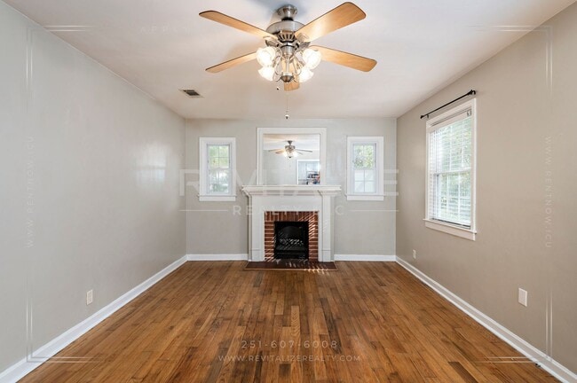 Building Photo - Updated 2 Bed 1 Bath Cottage in Established Neighborhood!