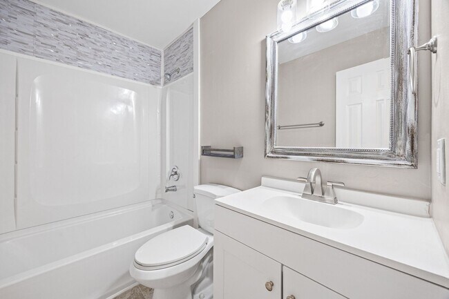 Building Photo - Beautifully updated 2-bed, 1.5 bath Condo in Winn Barr of Rock Hill!