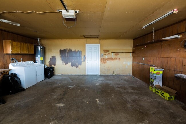 Building Photo - 2390 Thompson Ave