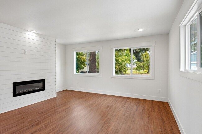 Building Photo - 131 E 70th St