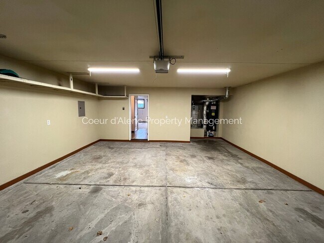 Building Photo - 3 bed, 2.5 bath townhouse
