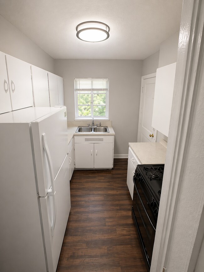 Building Photo - BRIGHT AND SPACIOUS 3-BEDROOM NEAR ST. MARY'S UNIVERSITY AND WOODLAWN LAKE