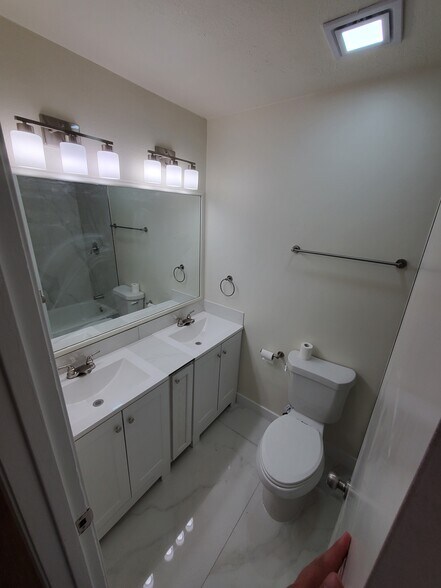 Hall Bath - 1010 Tahoe Dr