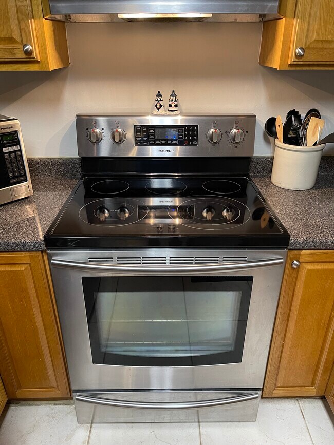 Building Photo - 8043 SE Highpoint Way