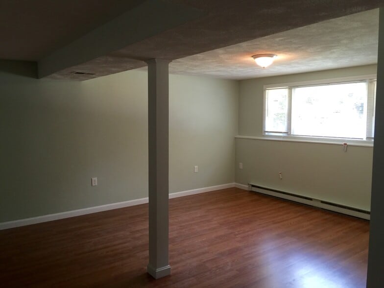 Building Photo - 9 Vine Ln